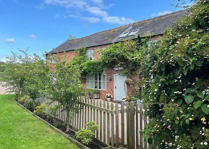 Luxury Homely Open-Plan Barn With Log Burner & Games Room
