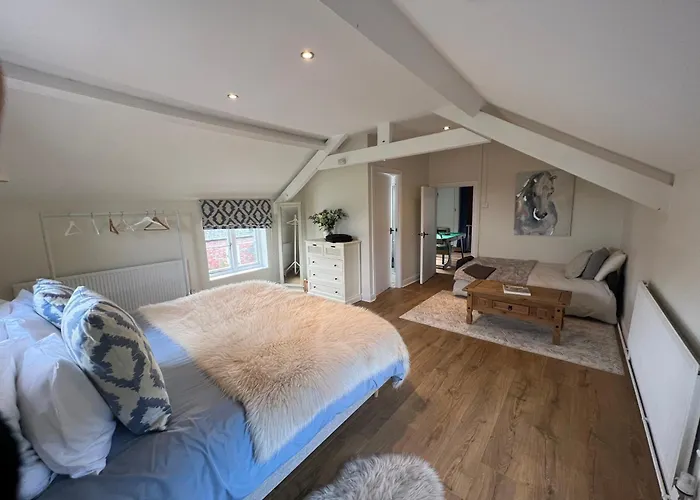 Luxury Homely Open-Plan Barn With Log Burner & Games Room