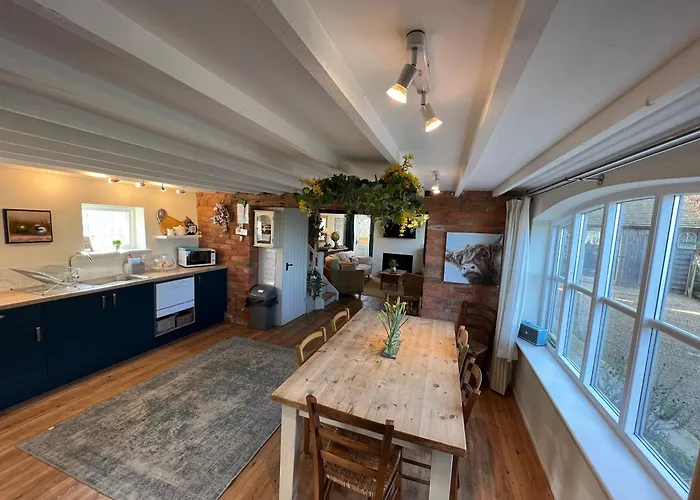 Luxury Homely Open-Plan Barn With Log Burner & Games Room