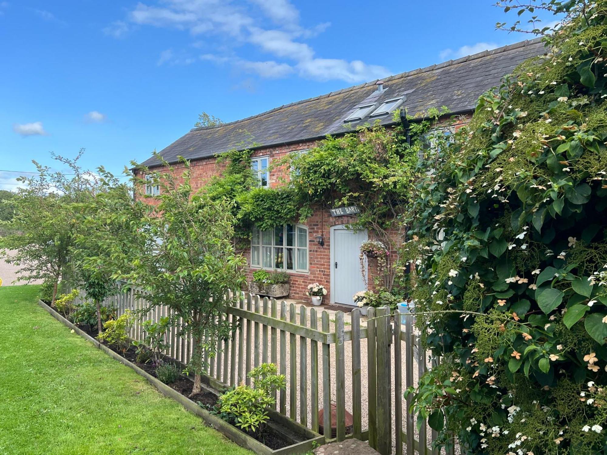 Holiday home Luxury Homely Open-plan Barn With Log Burner & Games *