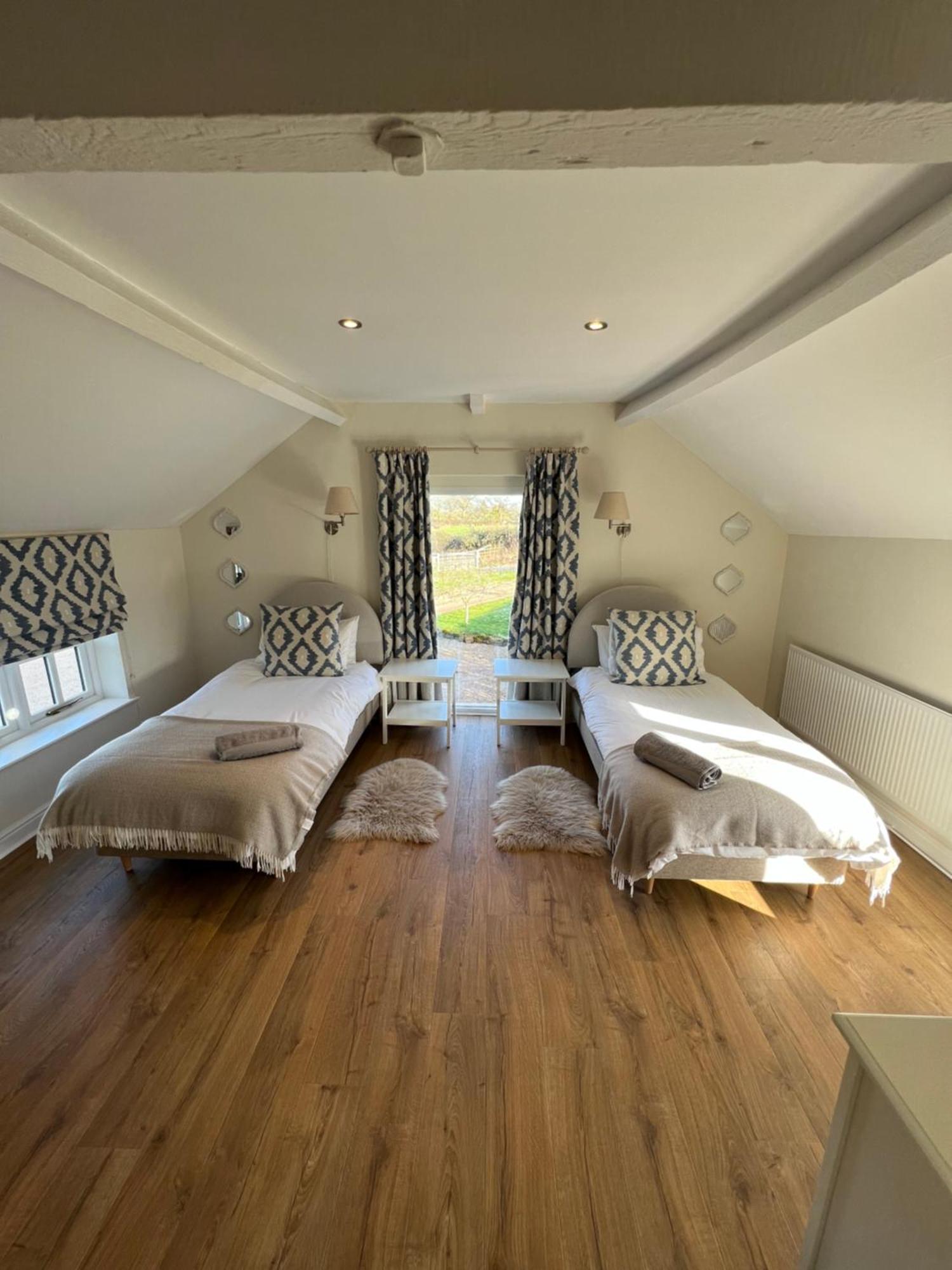 Luxury Homely Open-plan Barn With Log Burner & Games