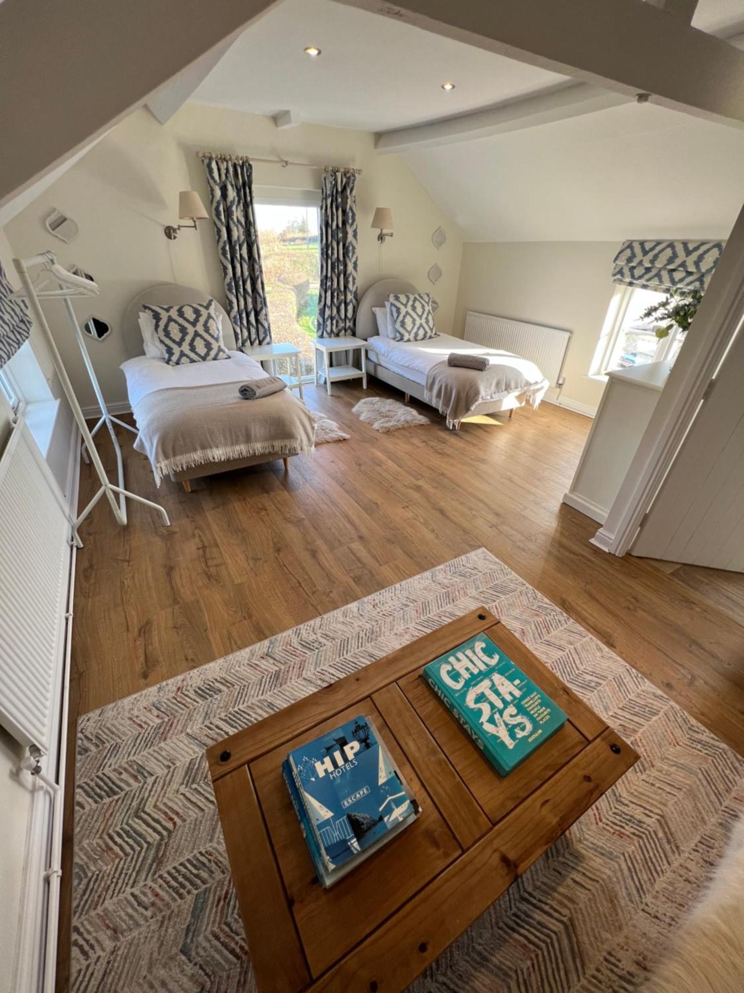 Luxury Homely Open-plan Barn With Log Burner & Games