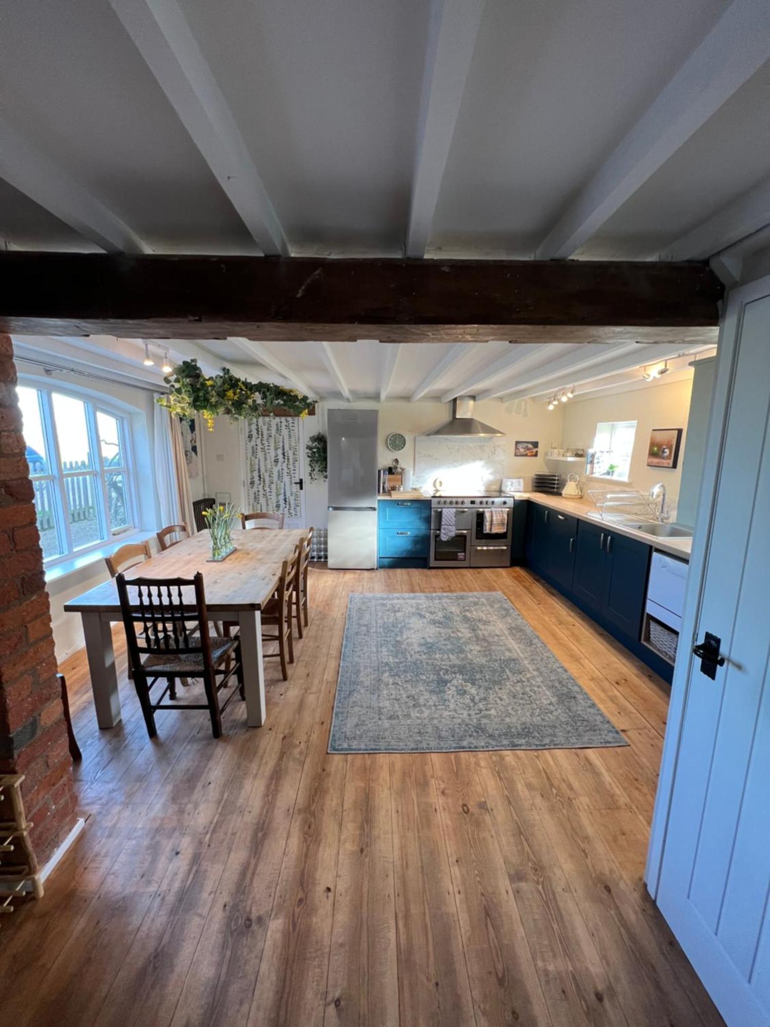 Luxury Homely Open-plan Barn With Log Burner & Games