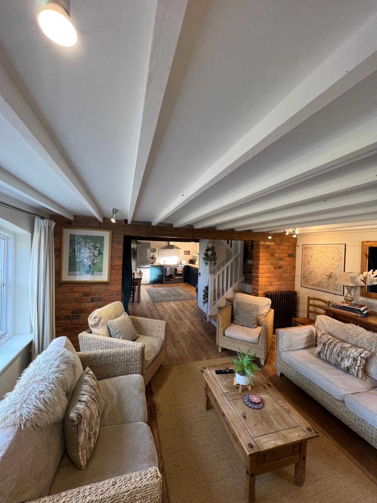 Luxury Homely Open-plan Barn With Log Burner & Games *